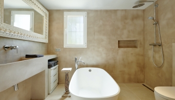 Resa Estates Ibiza for sale te koop Casa Rui Tourist license sta Eularia bathroom tub.jpg